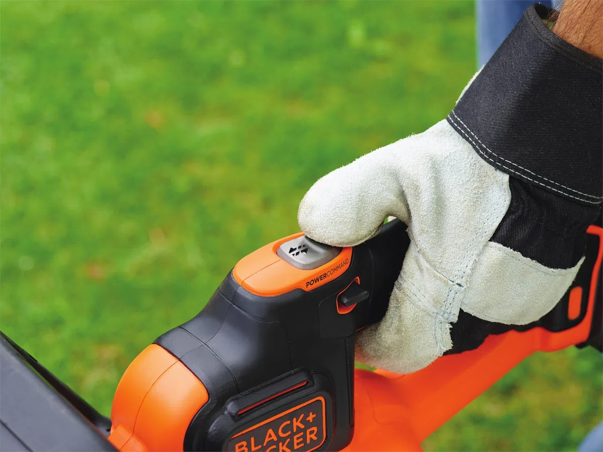 Black+Decker Akku-Heckenschere (18 V 4,0Ah, Antiblockierfunktion, 50 cm Schwertlänge, 18 mm Schnittstärke, für mittlere Hecken) GTC18504PC
