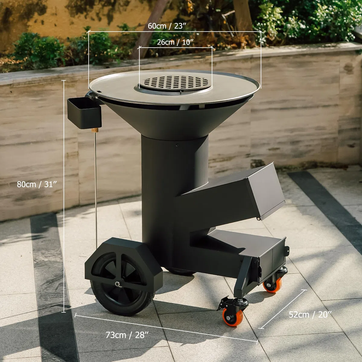 Onlyfire Großer Raketenofen mit Plancha Grillplatte 60cm, BBQ Feuerplattengrill Feuerschale mit Feuerplatte Holzkohlegrill für Terrasse & Garten, inkl. Rädern, Ascheschieber und Abdeckung, Schwarz
