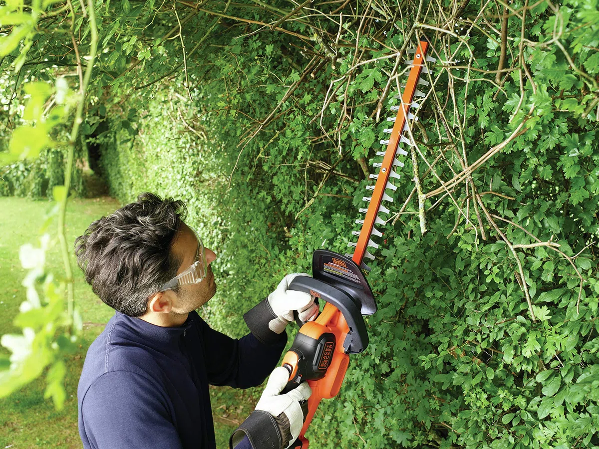Black+Decker Akku-Heckenschere (18 V 4,0Ah, Antiblockierfunktion, 50 cm Schwertlänge, 18 mm Schnittstärke, für mittlere Hecken) GTC18504PC