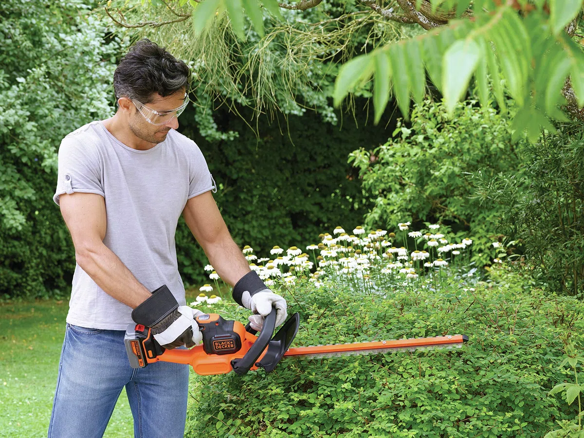 Black+Decker Akku-Heckenschere (18 V 4,0Ah, Antiblockierfunktion, 50 cm Schwertlänge, 18 mm Schnittstärke, für mittlere Hecken) GTC18504PC